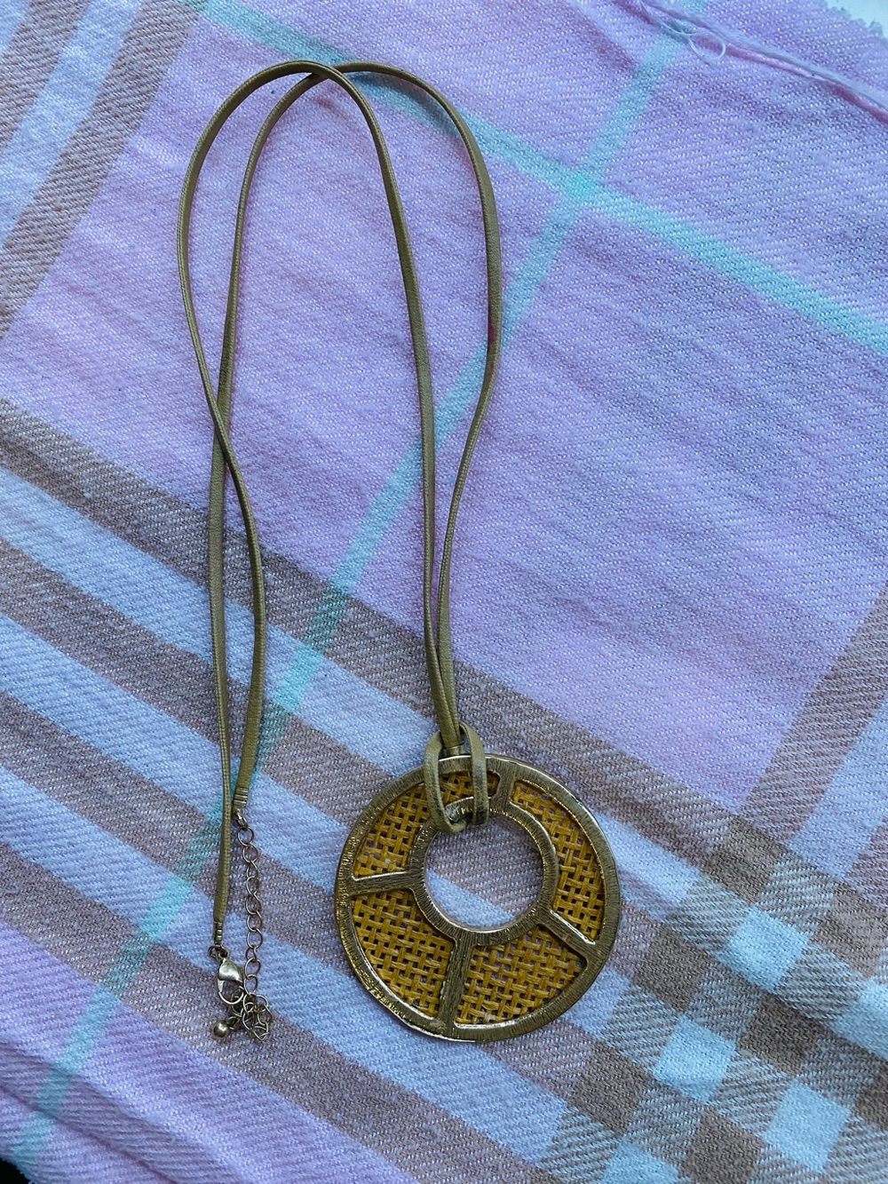 Women’s Gold tone Beachy boho Circular Pendant Necklace - Brown 18”